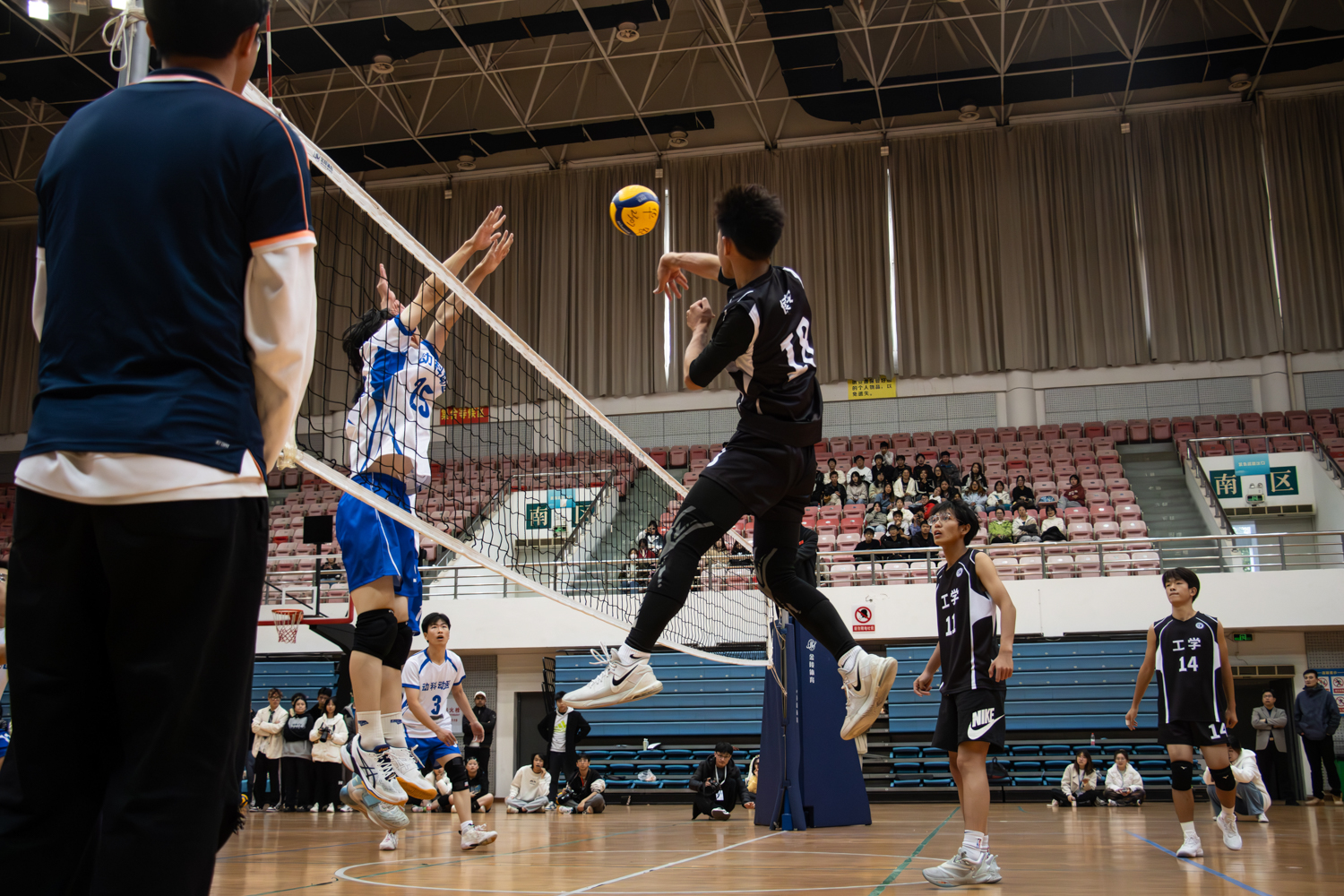 工98堂队长3号侯安扣球（学通社记者 仇傲 摄）