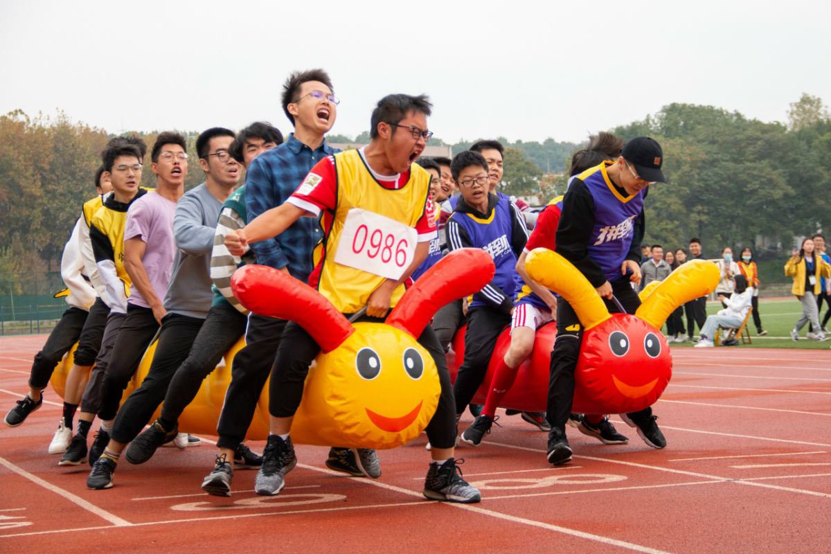 公共管理98堂师生在参加同舟共济项目(学通社记者 何鑫 摄)