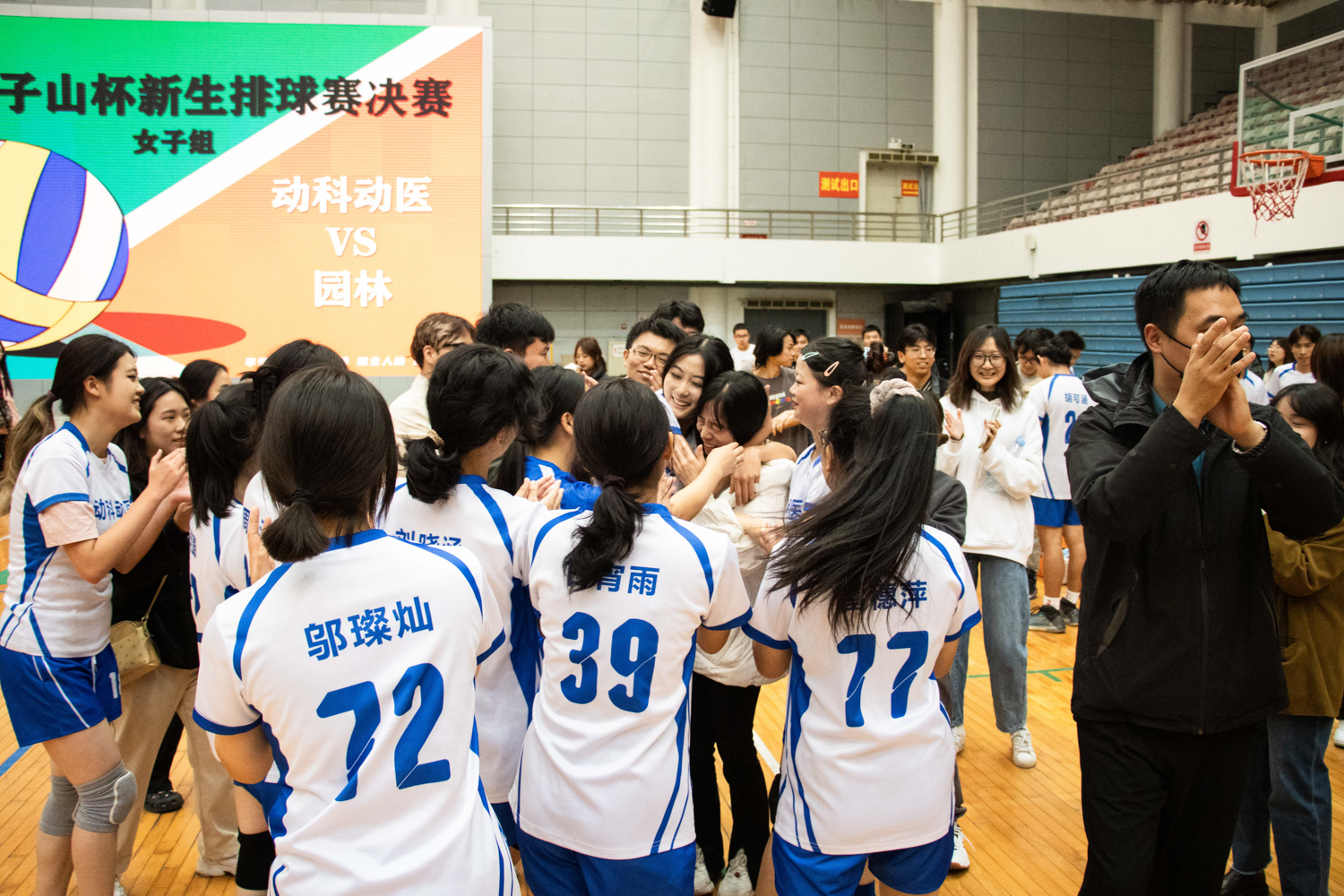 98堂-98色花堂
队长与教练热情相拥（学通社记者 仇傲 摄）