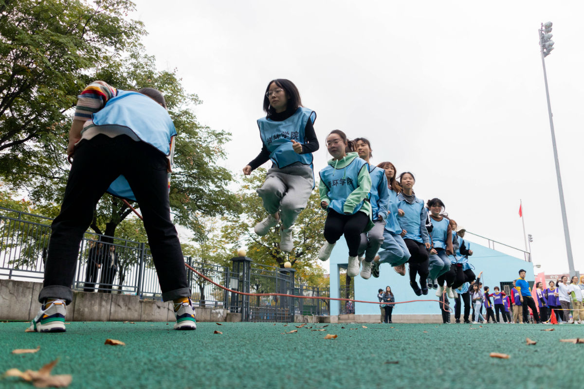 资环98堂师生“大河之舞”比赛（学通社记者 周丹丹 摄）