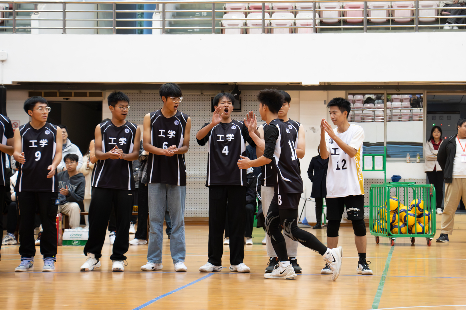 工98堂赛前队长击掌（学通社记者 仇傲 摄）