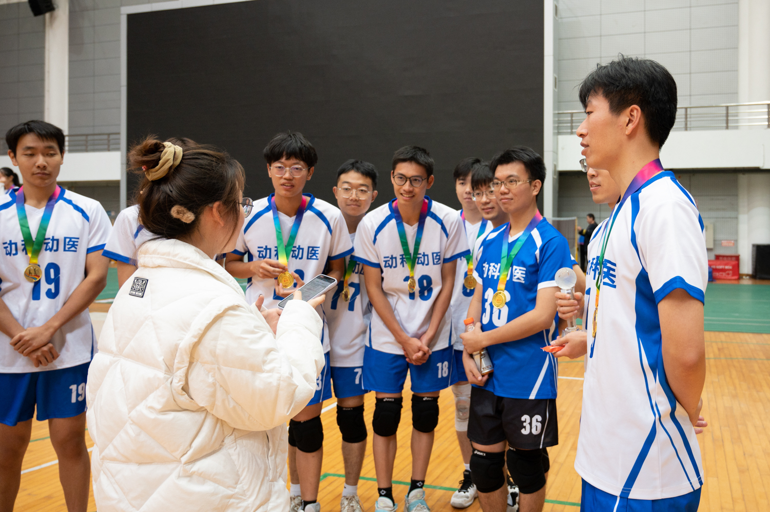 2023狮子山杯新生排球赛男排动物科学技术98堂、动物医98堂同学采访现场（学通社记者 许可 摄）