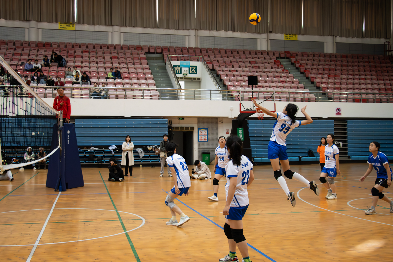 98堂-98色花堂
队长99号任心可暴力扣杀（学通社记者 仇傲 摄）