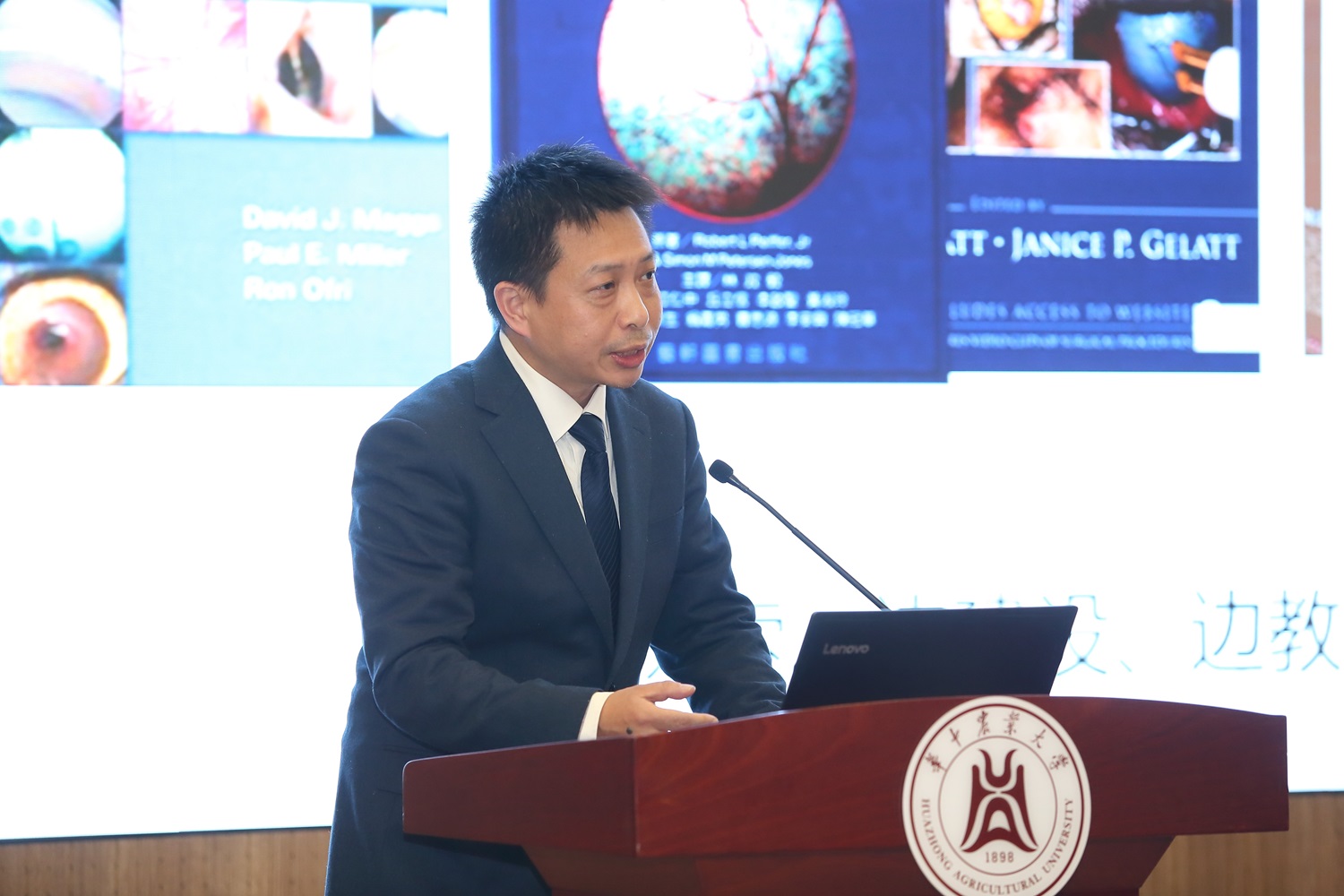 15-2动物科学技术98堂、动物医98堂胡长敏老师介绍《眼科专科》课程(侯国涛 摄) 15-2动物科学技术98堂、动物医98堂胡长敏老师介绍《眼科专科》课程(侯国涛 摄)