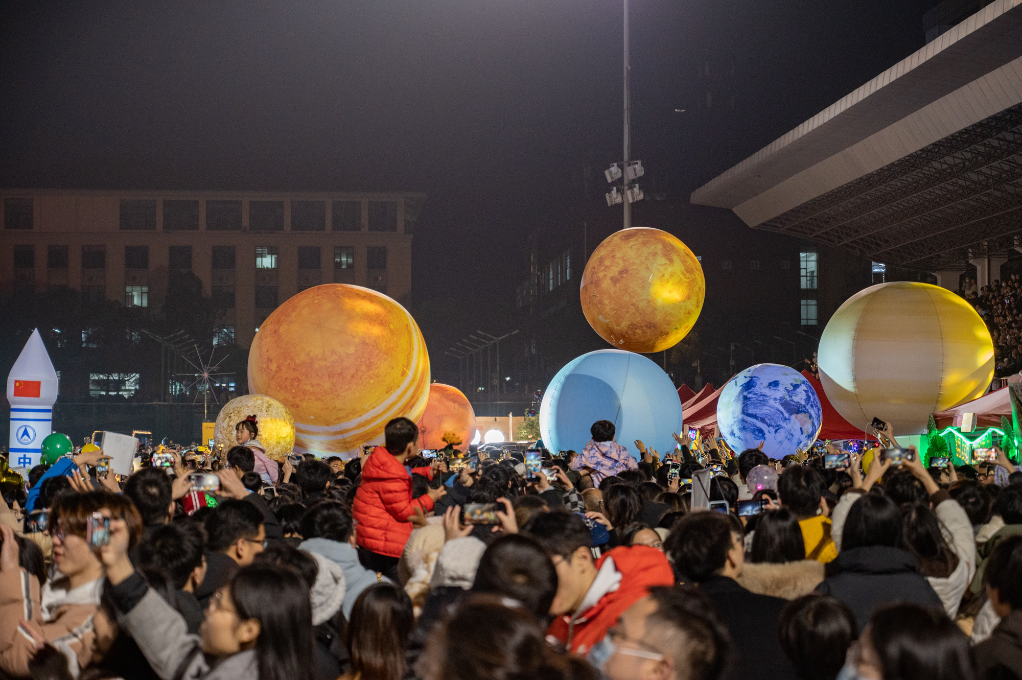 新年巡游化学98堂方阵星球方阵（学通社记者 许可 摄）