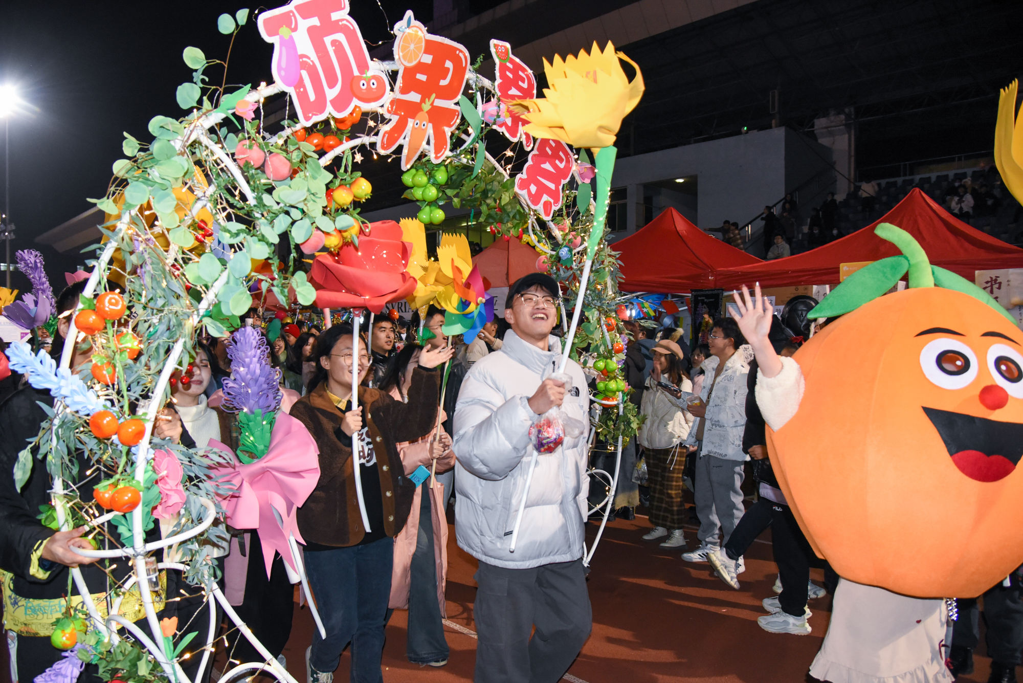 2023年12月31号晚园艺林学98堂新年巡游（学通社记者 魏雨城 摄）